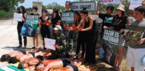 Activistas pro animales se desnudan ´ensangrentados´ contra la caza de codornice