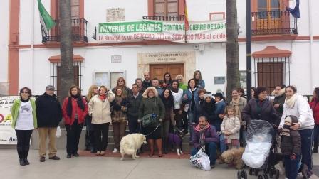 Emotiva concentración en Valverde de Leganés por el maltrato a la perra pitbull