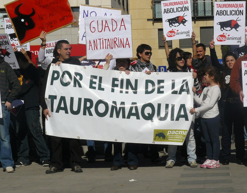 La primera manifestación antitaurina de Guadalajara reúne a más de 200 personas