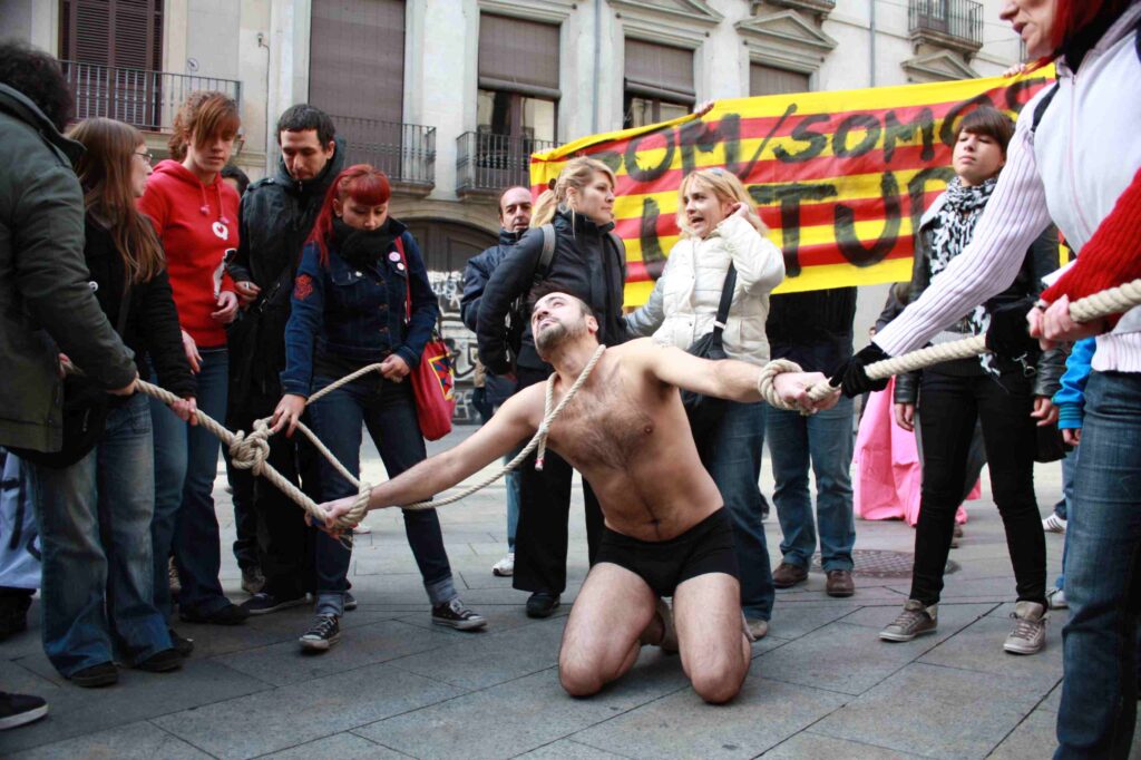 PACMA recrea el sufrimiento de los 'correbous' en Barcelona