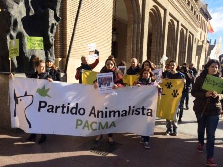 PACMA se manifiesta en Zaragoza contra el uso de animales en atracciones