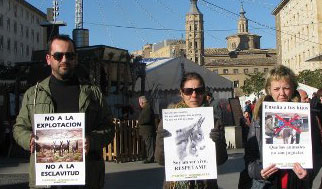 Protesta en Zaragoza contra la utilización de burros