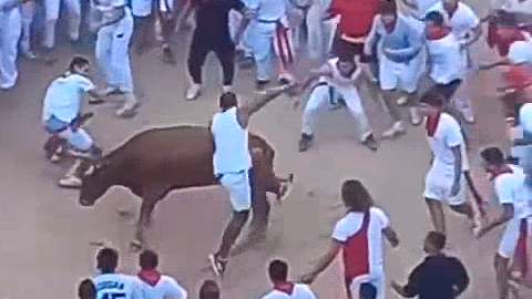 Una horda de borrachos asedia a una vaquilla en los Sanfermines al son de «Bella Ciao»