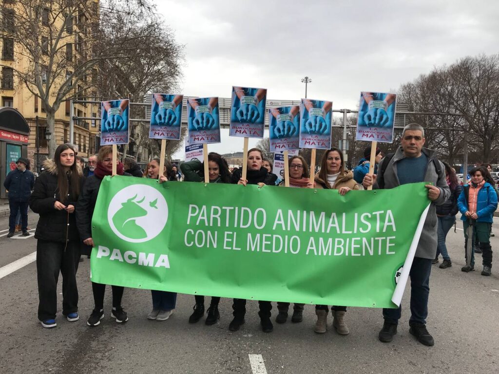 Javier Luna junto a miembros de la formación política en la manifestación de este miércoles en Madrid | PACMA